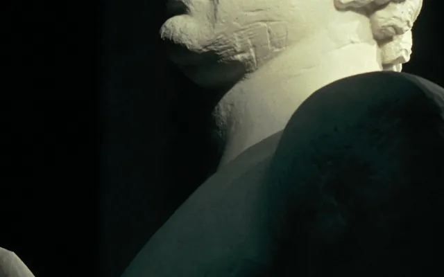 Dettaglio di collo e spalle di una statua in marmo