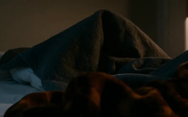 Coperta di lana spessa sul letto nella luce del mattino