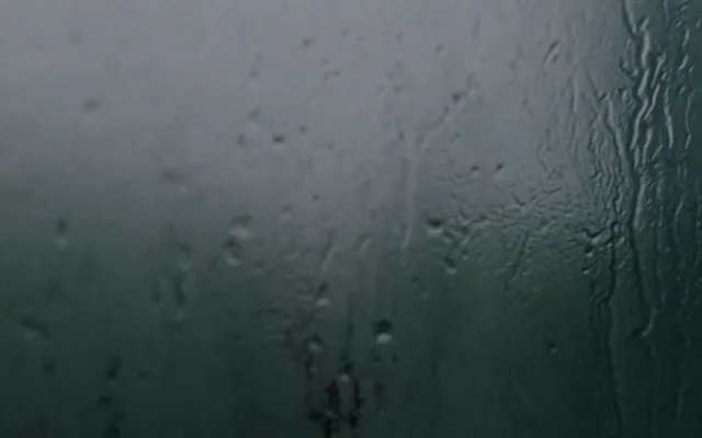 Condensa e gocce d acqua sul vetro freddo di una finestra